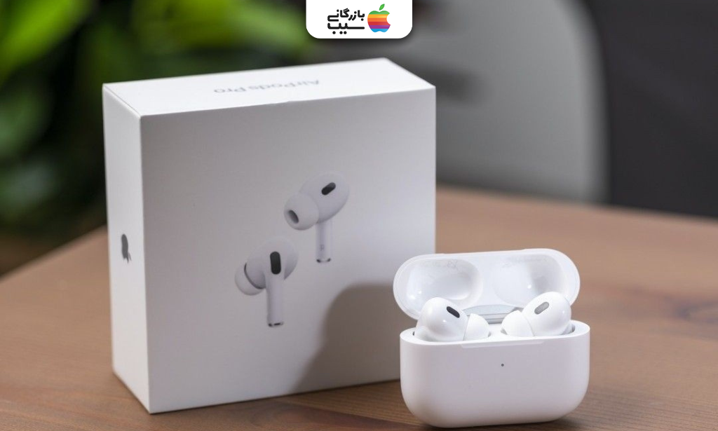تصویری از ایرپاد پرو در کنار جعبه آن روی میز