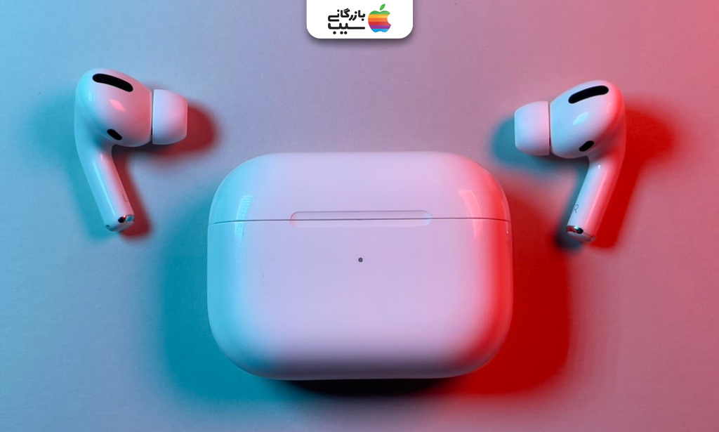 تصویری از ایپاد پرو در کنار محفظه شارژ آن روی میز