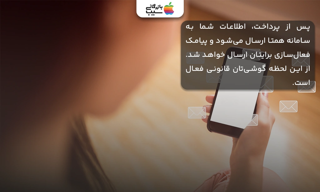 تصویری از یک گوشی در دست یک خانم