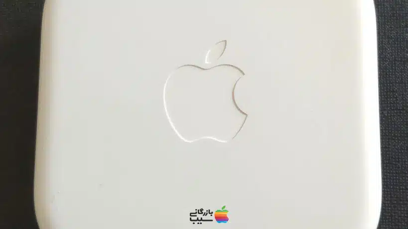 لوگوی اپل روی جعبه هندزفری.
