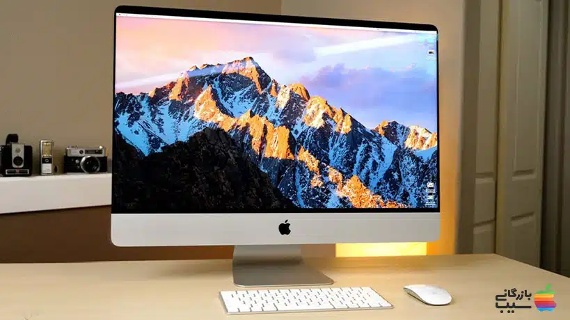 یک تصویر از آی مک، یک کامپیوتر شخصی All-in-One که دارای یک صفحه‌نمایش بزرگ و یک کیبورد و ماوس است.