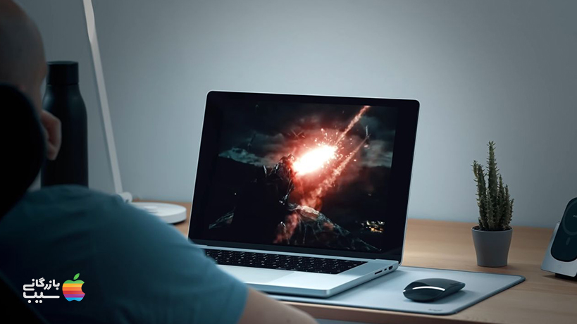 تصویری از مک بوک پرو m1 max با صفحه‌نمایش 16 اینچی که در حال پخش یک فیلم است