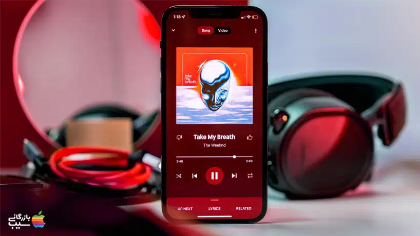 تصویر، لوگوی Youtube Music را نشان می‌دهد که برنامه برای دانلود اهنگ آیفون را به شما پیشنهاد داده است.