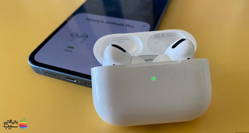 تصویری از یک ایرپاد که به گوشی متصل شده و علامت Apple روی آن دیده میشود
