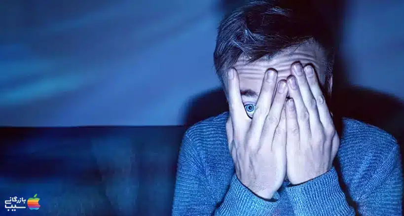 تصویری یکی از بهترین بازی‌های ترسناک با یک بازیکن که در یک اتاق تاریک وحشت زده به نظر می‌رسد