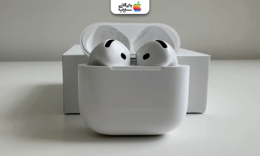 تصویری از ایرپاد 4 نویز کنسلینگ روی میز در محفظه شارژ