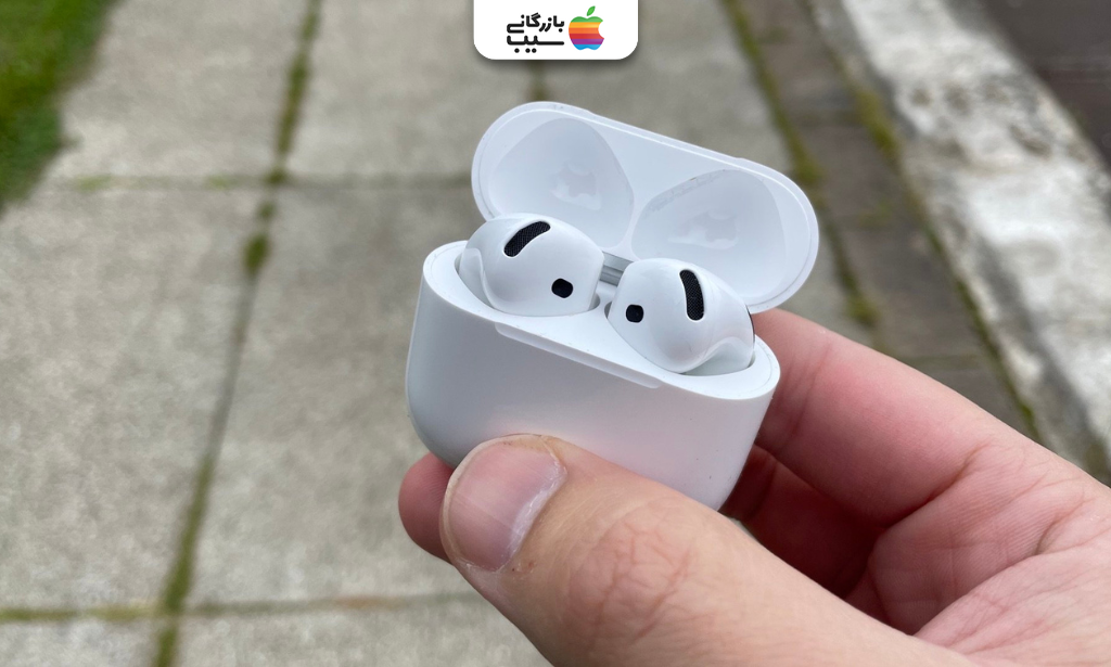 تصویری از ایرپاد 4 با نویز کنسلینگ در دست یک فرد