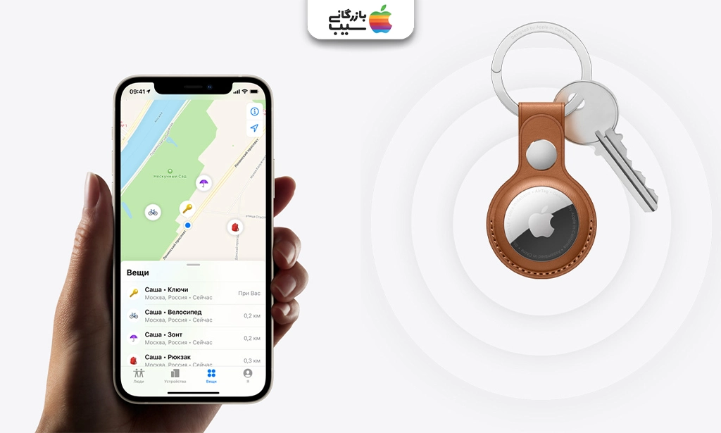 تصویر ایرتگ متصل به دسته کلید کنار آیفون روشن جهت نقد و بررسی ردیاب ایرتگ اپل Apple Airtag
