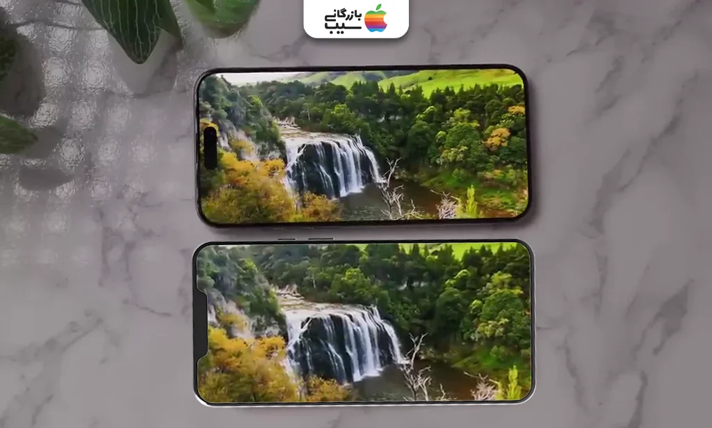 آیفون 16E و آیفون 15 پرو در حال پخش یک ویدیو HDR کنار یکدیگر روی میز چوبی