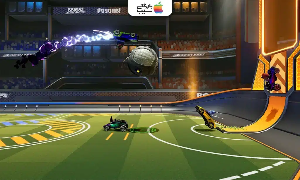 نمایی از بازی Rocket League Sideswipe که ماشین‌ها در حال شوت به توپ در یک زمین دوبعدی هستند.
