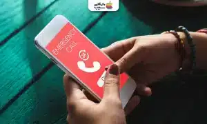 تصویری از یک گوشی در حالت اظطراری در دست یک خانم