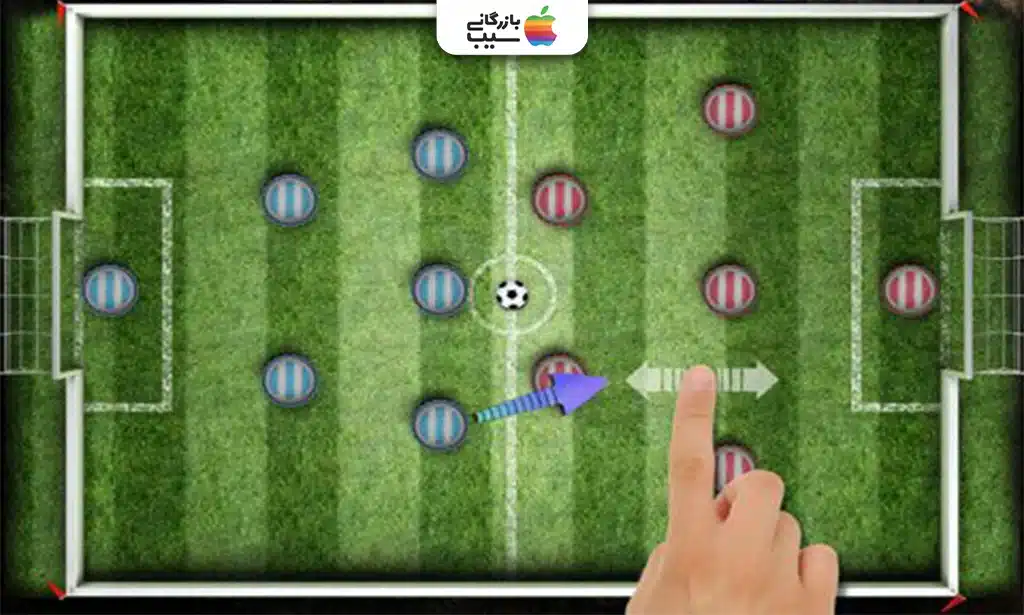 صفحه بازی Slide Soccer که مهره‌های بازیکن به‌صورت کشیدنی به سمت توپ شلیک می‌شوند.
