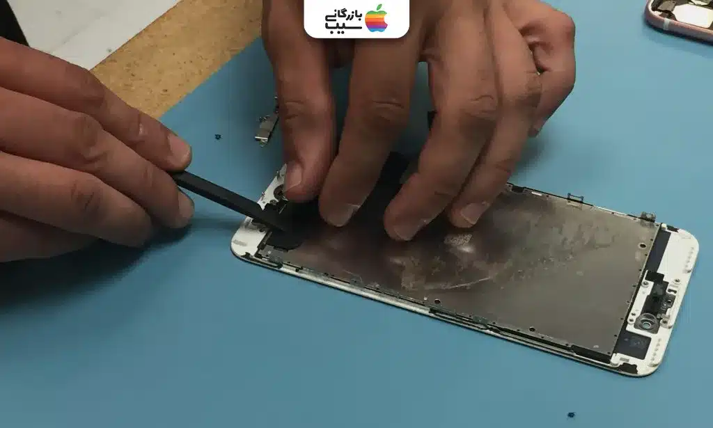 عکس سرویس کامل آیفون ۷ شامل تمیزکاری، تست قطعات و بهینه‌سازی عملکرد