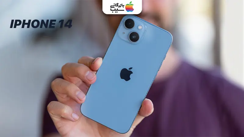 نمای نزدیک از لبه‌های آیفون 17 پرو مکس با فریم تیتانیومی نقره‌ای و آیفون 14 با فریم آلومینیومی بنفش، در یک محیط استودیویی با نور متمرکز که بافت فلزی، درخشش فریم‌ها و تفاوت ضخامت را به‌خوبی نشان می‌دهد، با پس‌زمینه تیره برای کنتراست بهتر.