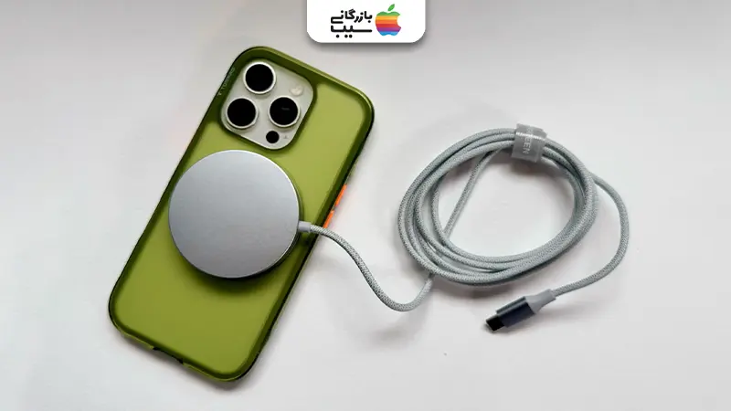 آیفون 17 پرو مکس و آیفون 14 روی پدهای شارژ بی‌سیم MagSafe، در یک محیط مدرن با نور ملایم و پس‌زمینه‌ای از یک 
