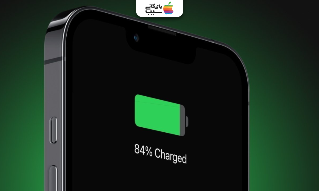 دو گوشی آیفون 17 پرو و 16 پرو در کنار شارژر و کابل دیده می‌شوند تا تفاوت باتری و شارژ نشان داده شود.