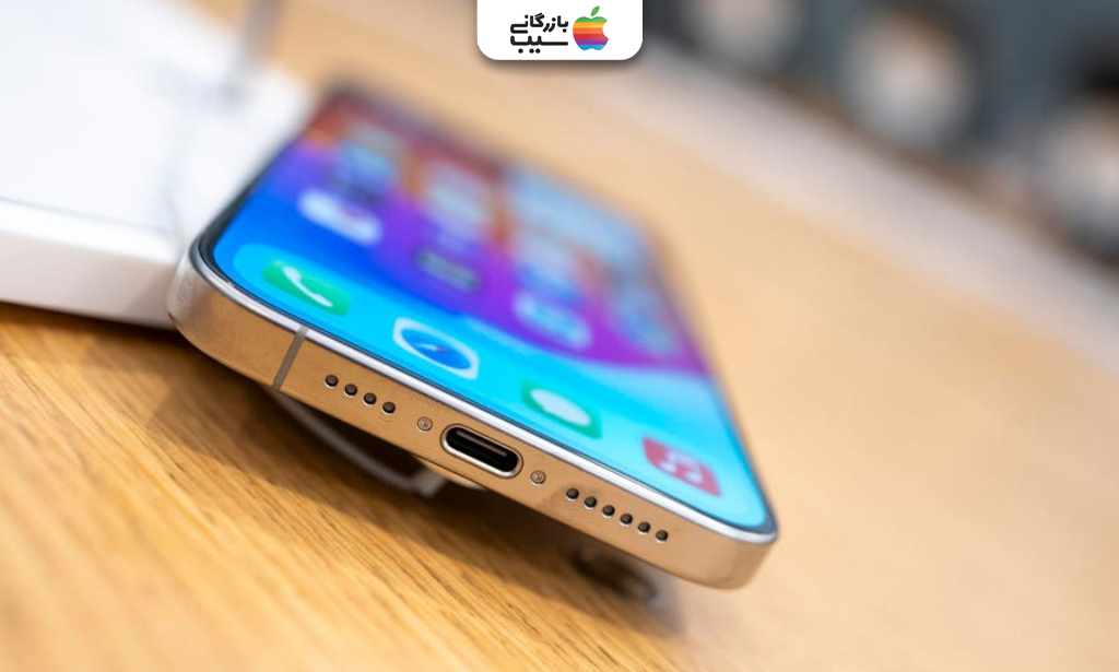 عکس دو گوشی در کنار هم با تمرکز بر بلندگوها و خروجی صدای استریو بالا و پایین دستگاه.