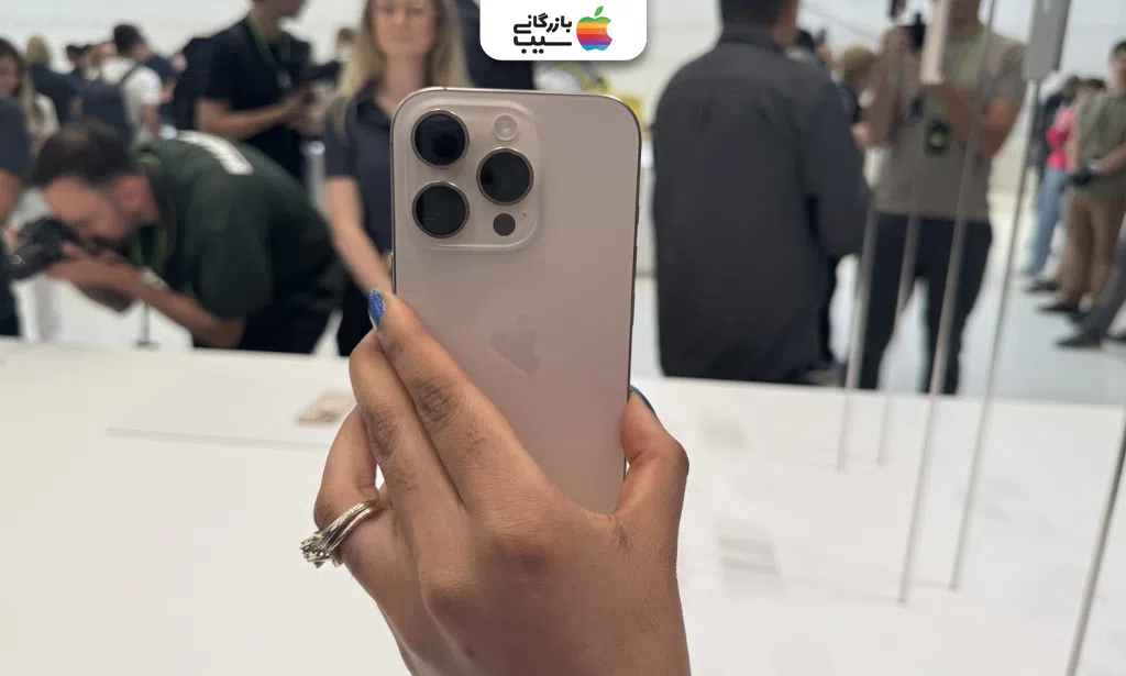 تصویر جدول مقایسه پایه دو مدل آیفون با محورهای قیمت، تاریخ معرفی، وضعیت عرضه و سیستم عامل.