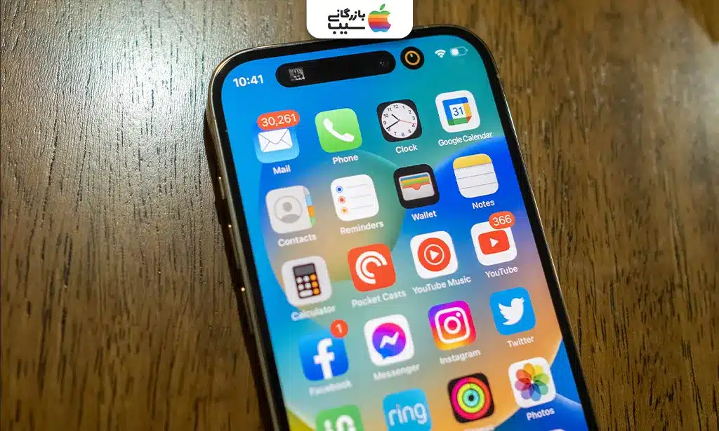 تصویر مقایسه نمایشگرها در محیط روشن با تست روشنایی، جایی که دو گوشی در حال نمایش یک صحنه آفتابی مشابه هستند.