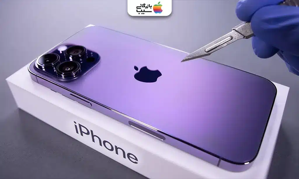 عکسی از جعبه بازشده آیفون 17 پرو با کابل USB-C و شارژر MagSafe، در کنار جعبه بسته آیفون 14 پرو مکس با کابل Lightning، بر سطح مرمری سفید با نور ملایم