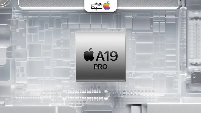 نمای مقایسه‌ای از آیفون 17 پرو مکس و آیفون 14 در حال استفاده از Siri برای اجرای یک دستور پیچیده (مانند تنظیم برنامه روزانه)، با نمایش رابط کاربری Siri روی صفحه، در یک محیط کاری مدرن