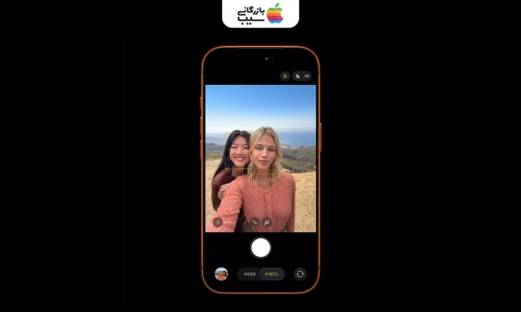 اسکرینشاتی از تماس FaceTime با Center Stage فعال بر روی آیفون 17 پرو، با تمرکز بر چهره کاربر در حین حرکت، در مقابل 14 پرو مکس بدون فوکوس پویا، بر زمینه اتاق واقعی