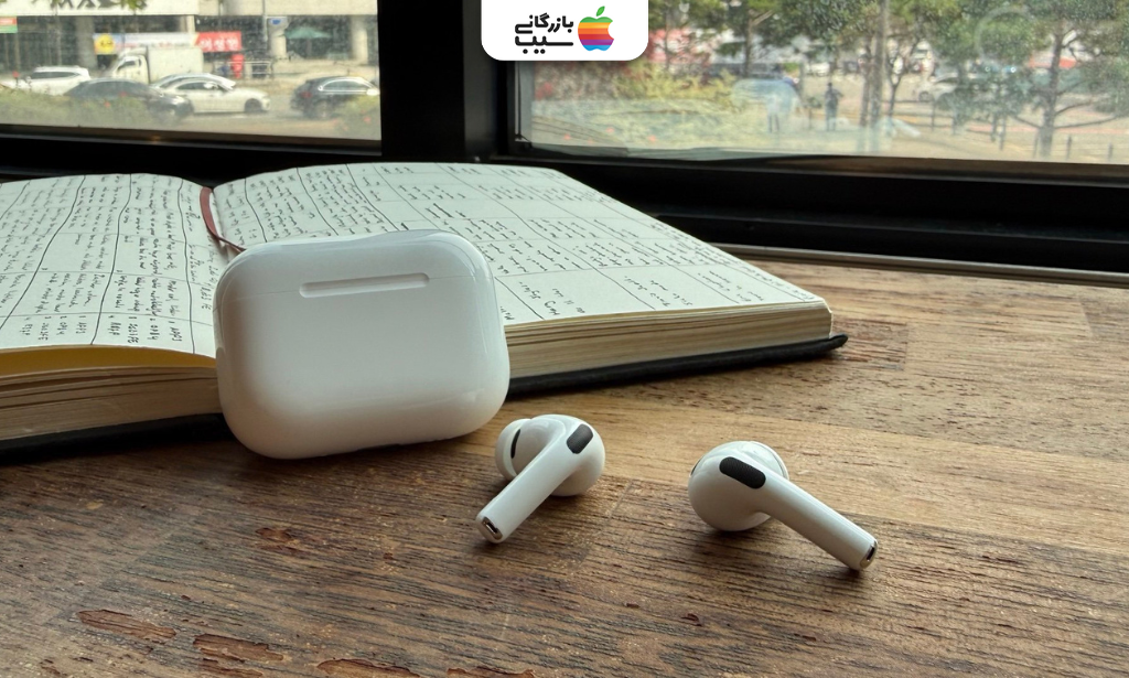 تصویری از ایرپاد پرو 3 روی یک میز چوبی همراه با محفظه شارژ