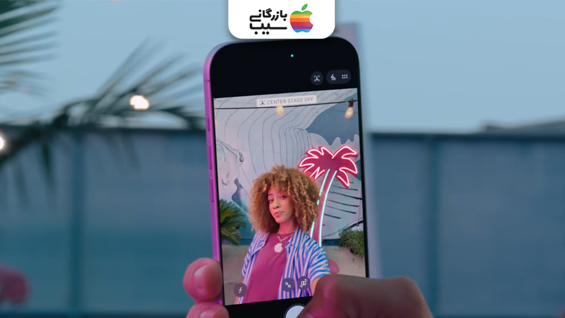 تصویری از یک دختر در حال عکسبرداری با دوربین سلفی آیفون 17 نرمال