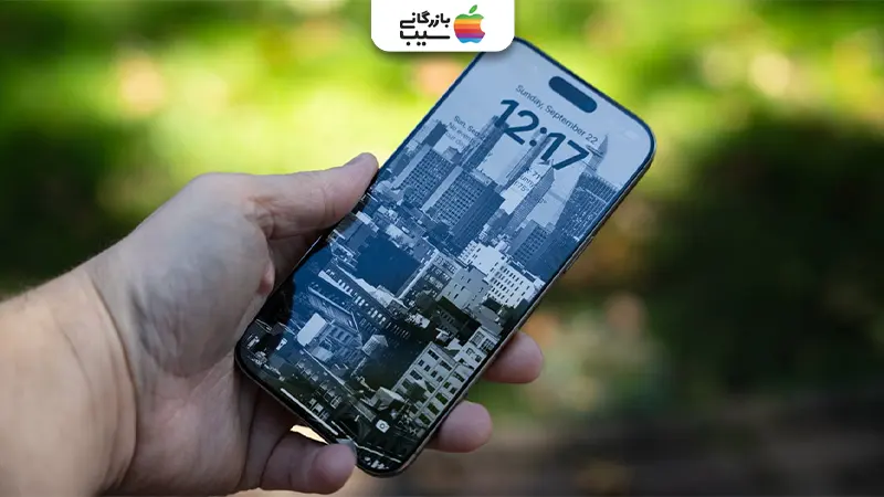 تصویری جهت مقایسه صفحه‌نمایش آیفون ۱۷ با آیفون ۱۶ پرو مکس