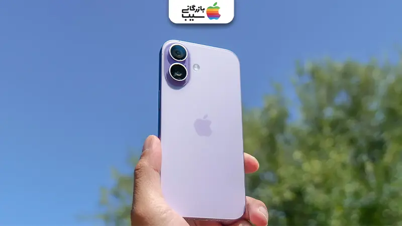 تصویری از آیفون 177 صورتی در دست یک نفر