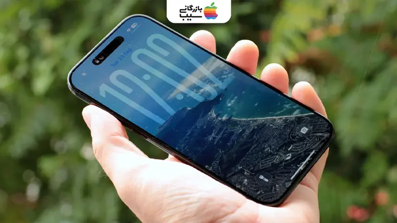 تصویری برای مقایسه صفحه نمایش آیفون ایر با آیفون ۱۶