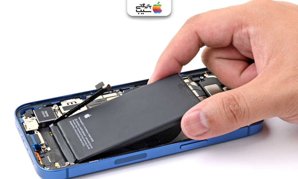 تصویر یک آیفون باز شده برای تعویض باتری به صورت تخصصی توسط متخصصان