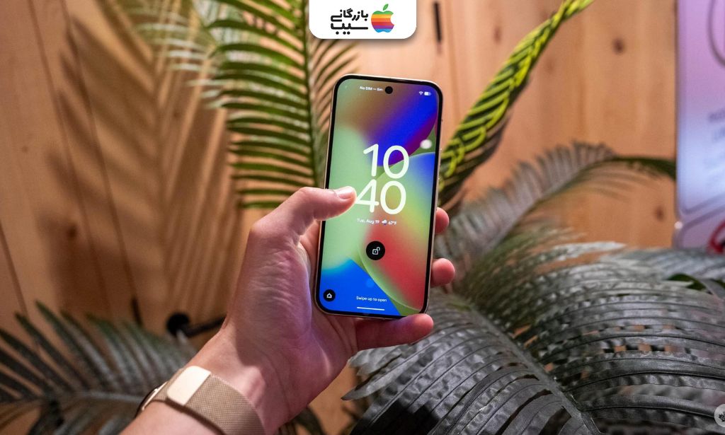 تصویری از گوگل پیکسل 10 در دست یک مرد