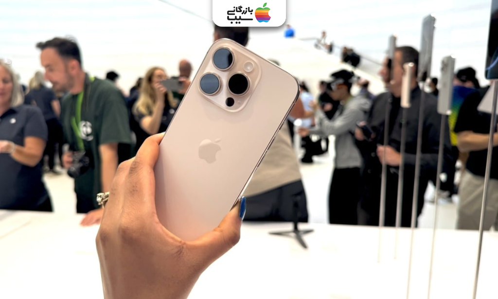 عکس دو گوشی آیفون در کنار هم با تمرکز بر طراحی و مشخصات پایه.