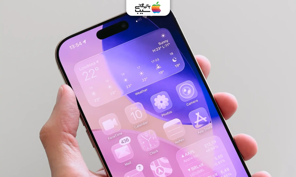 تصویر آیفون با افکت Liquid Glass در پسزمینه صفحه اصلی. برای غیرفعالسازی افکت Liquid Glass در iOS 26.1