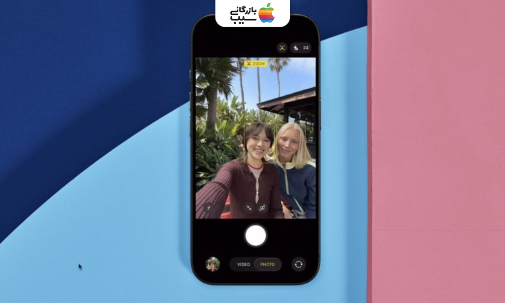 تصویر سلفی برای نشان دادن عملکرد خودکار چرخش و زوم دوربین جلو در Center Stage در آیفون ۱۷