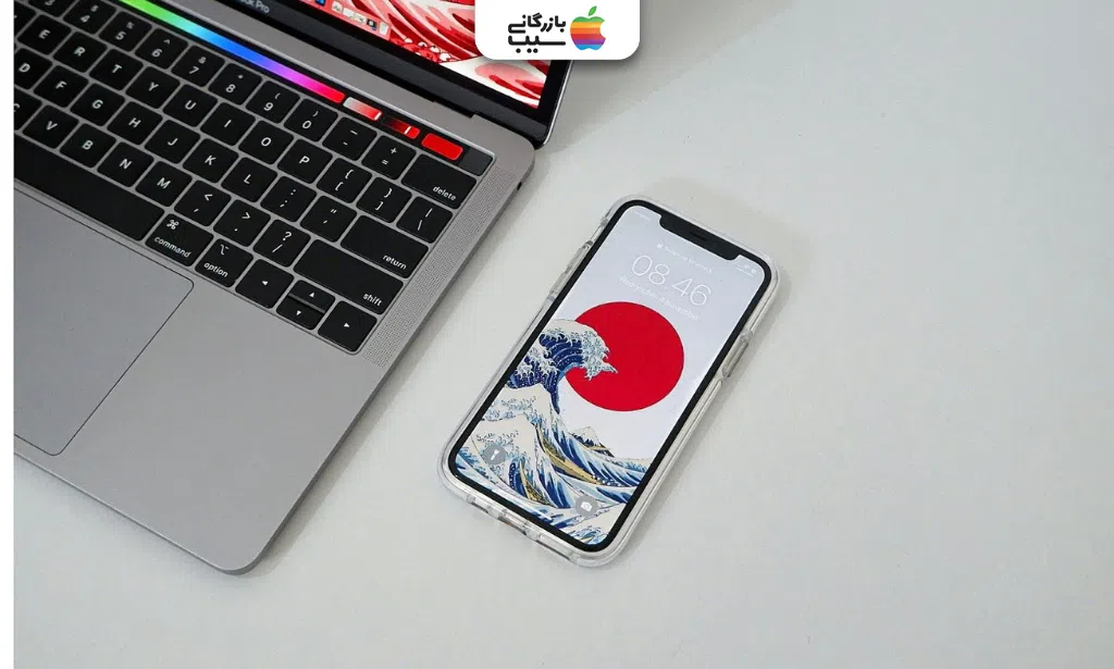 تصویر مک‌های مختلفی که سیستم‌عامل macOS Tahoe را اجرا می‌کنند برای استفاده از قابلیت Hold Assist آیفون