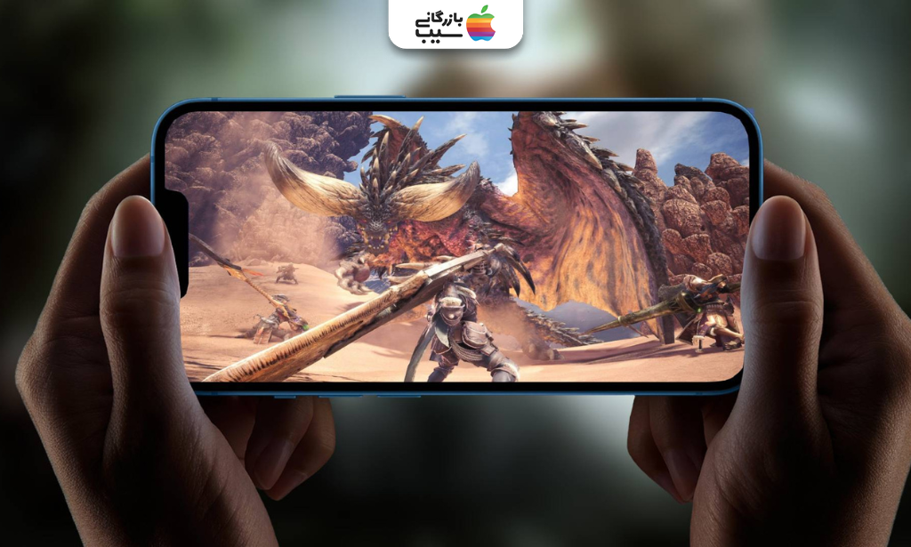 تصویری از آیفون در دست فردی در حال بازی کردن با آن