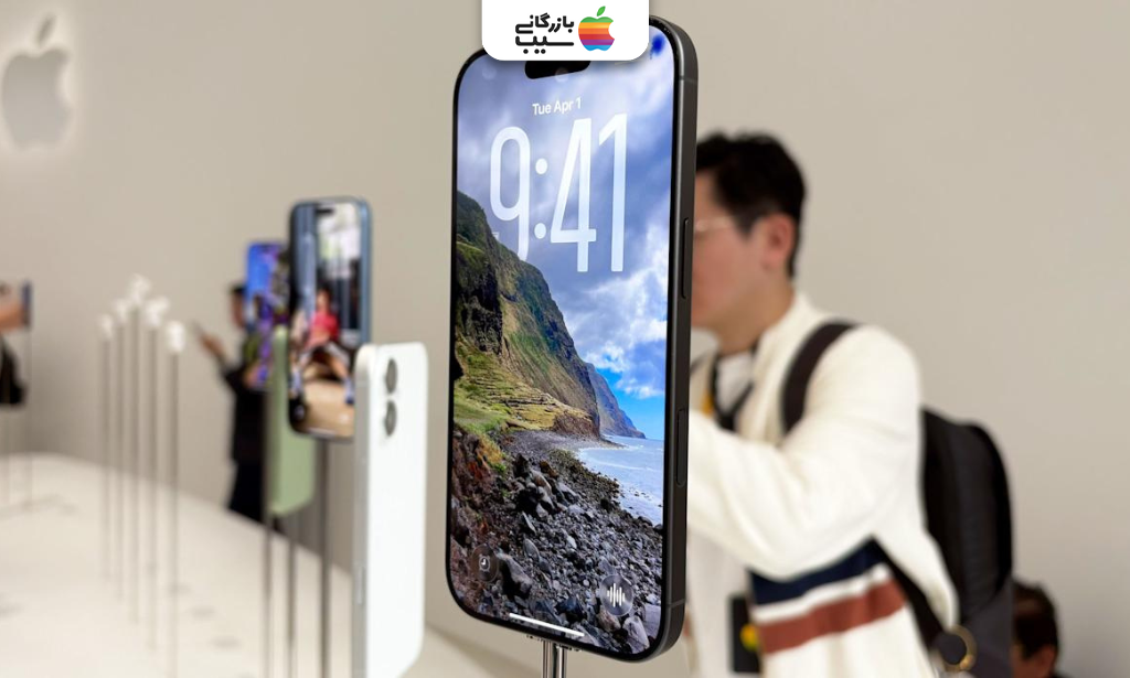 تصویری از آیفون ۱۷ روی استند در فروشگاه اپل