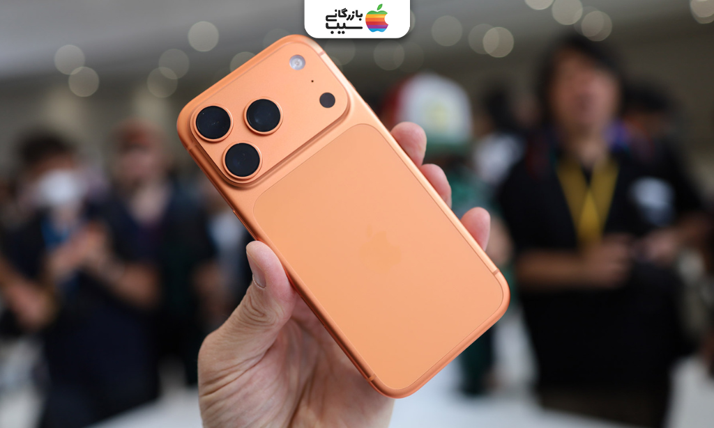 تصویری از آیفون 17 پرو مکس نارنجی در دست یک فرد