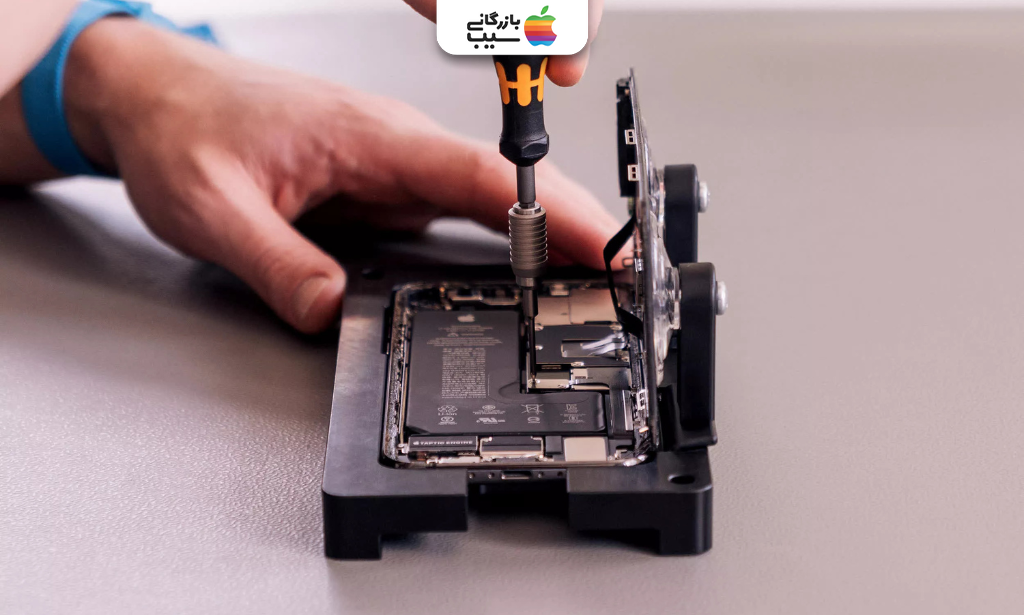 تصویری از تعمیر یا تعویض دوربین جلو گوشی آیفون ۱۴ پرو