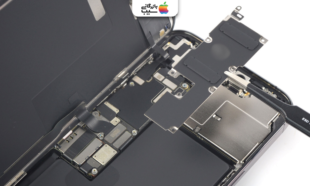 تصویری از تعمیر مادربرد آیفون ۱۴ پرو