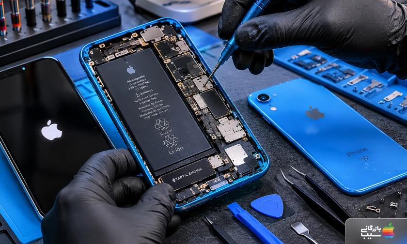 تصویری از یک آیفون XR باز شده در حال تعمیر مادربرد