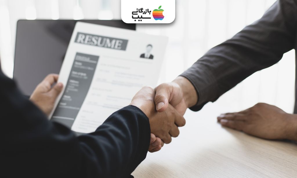 تصویری از دو فرد درحال بستن قرارداد برای یک پروژه بعد از اتمام آموزش کامپیوتر