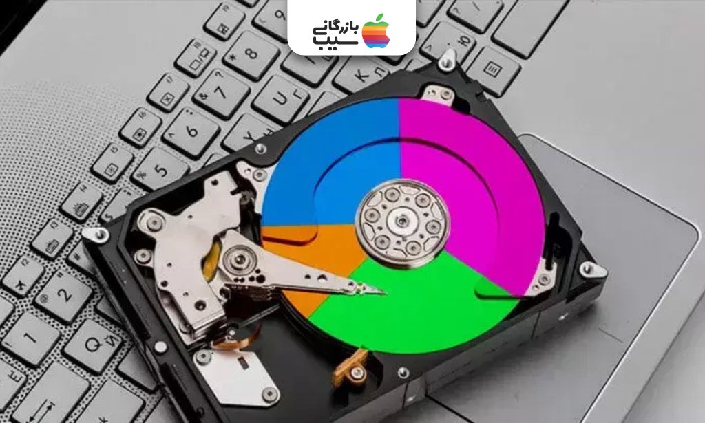 تصویری از یک حافظه سخت افزاری روی یک لپ تاپ