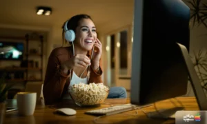 تصویری از خانمی در حال تماشای فیلم و سریال و دانلود آن
