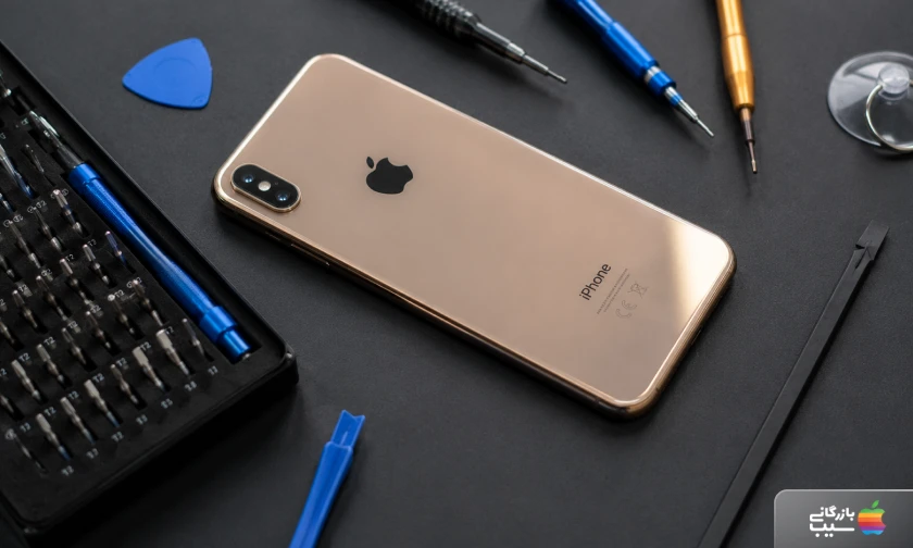 نصویری از یک آیفون XS Max روی میز مرکز تعمیرات آیفون سیب سرویس