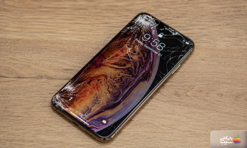تصویری از یک آیفون XS Max روی میز که تعویض ال‌سی‌دی و تاچ نیاز دارد
