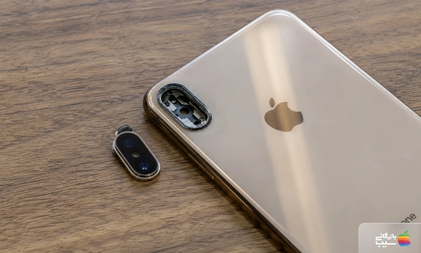تصویری از دوربین پشت آیفون XS Max که جدا شده و آماده تعمیر است.