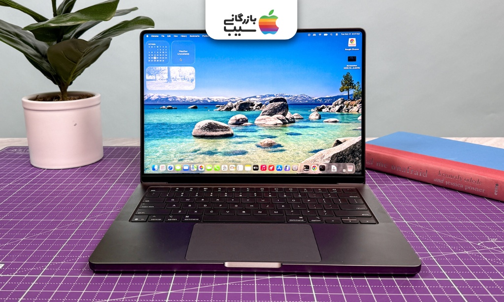 صفحه نمایش Liquid Retina XDR مک‌بوک پرو M5 در حال نمایش منظره‌ای ساحلی